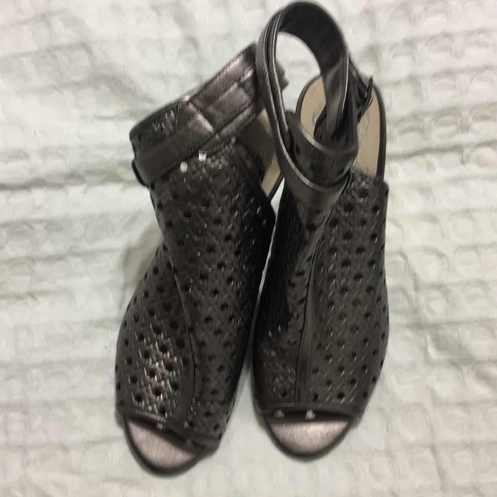 Pretty Cut-out booties